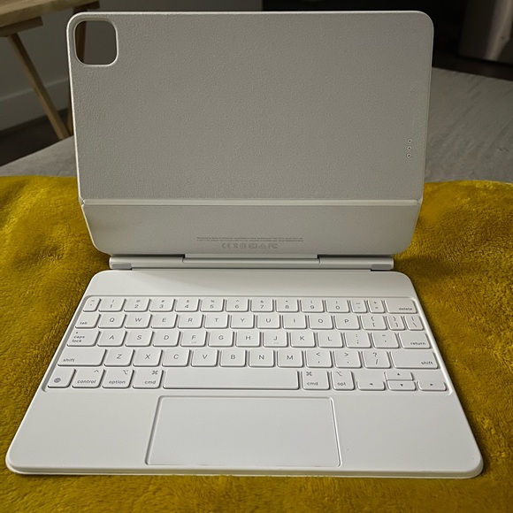 11 inch Magic Keyboard - Picture 2 of 6
